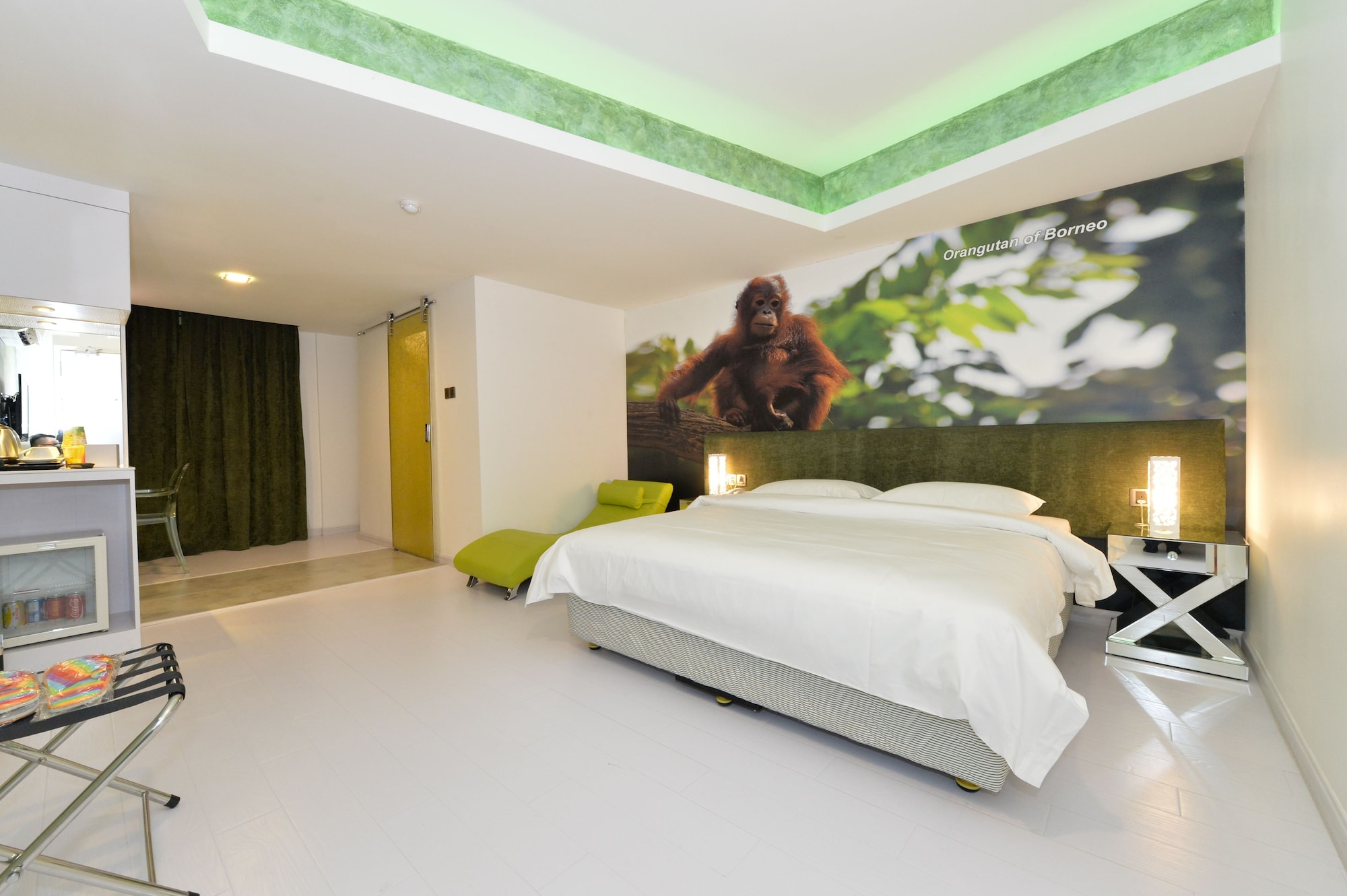 DELUXE, KING BED