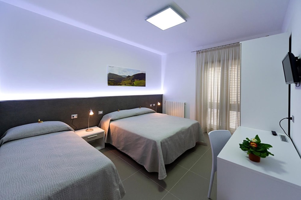 BUSINESS, TRIPLE, MULTIPLE BEDS
