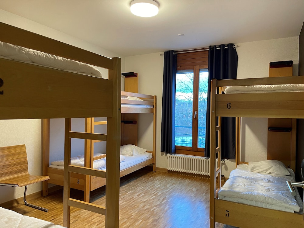 Geneva Hostel 10/70
