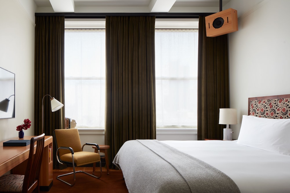 STUDIO, KING BED