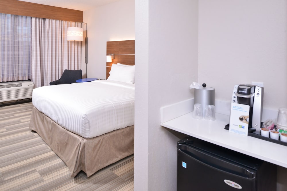 Holiday Inn Express Hotel and Suites Indianapolis Downtown Convention Center Area 24/48