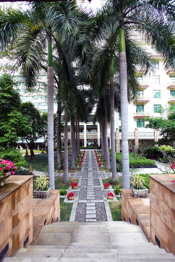 Dong Fang Hotel 72/74