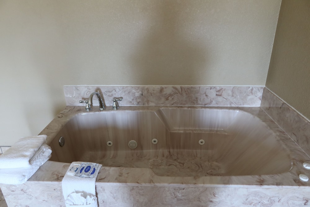 Scottish Inns & Suites White Settlement 30/34