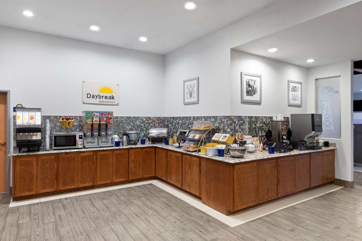 Days Inn & Suites by Wyndham Lubbock Medical Center 10/54