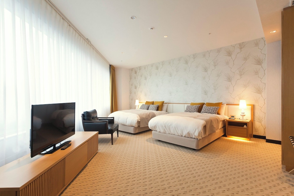 Royal, Tower, Suite, King and Twin Beds, High Floor