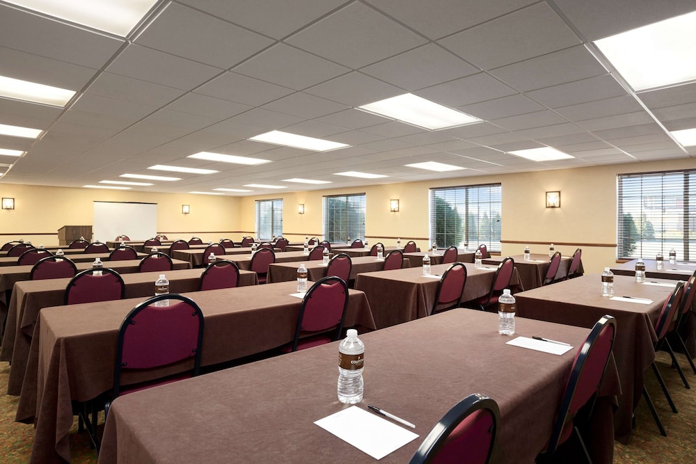 Country Inn & Suites By Radisson Bismarck Waterpark 15/22