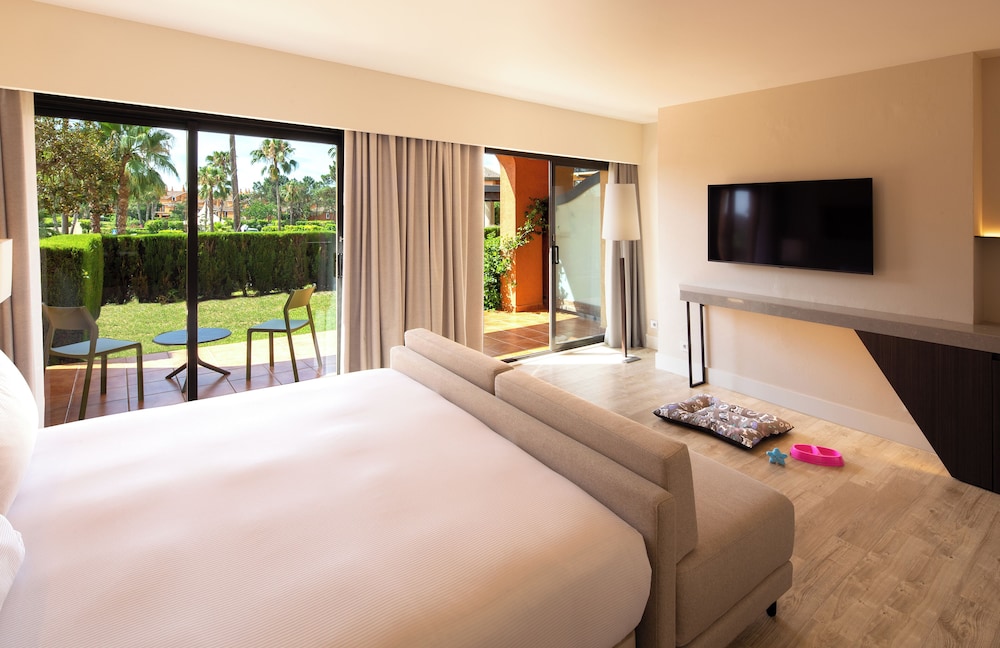 غرفة ديلوكس بسرير كينج بشرفة، DoubleTree by Hilton Islantilla Beach Golf Resort 4/6