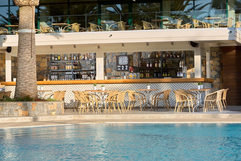 Sirens Beach Hotel 3/77