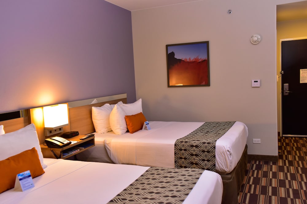 Microtel Inn & Suites By Wyndham Cuauhtemoc 5/40