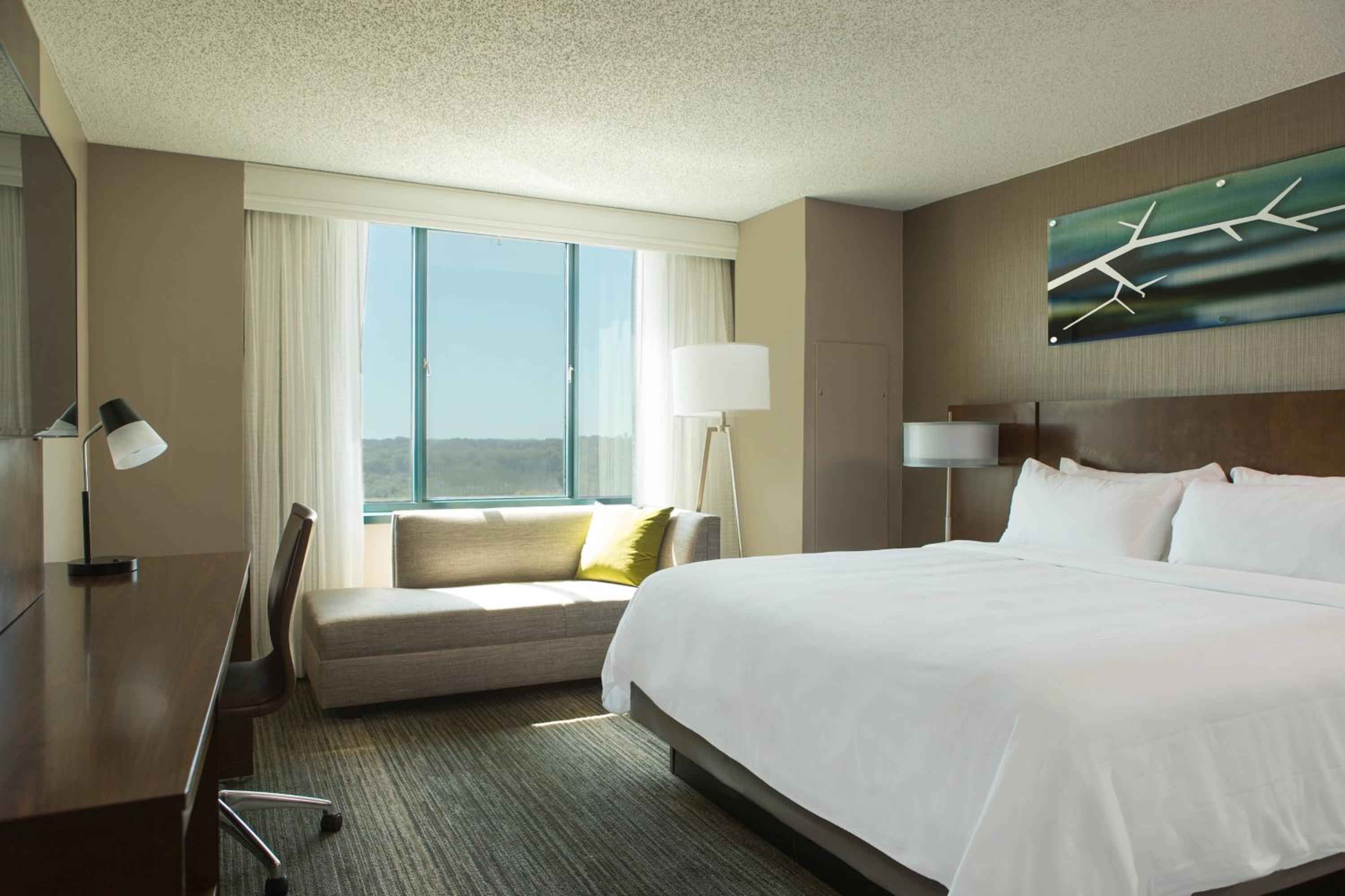 Room, King Bed, Bathtub, Concierge Level, Accessible
