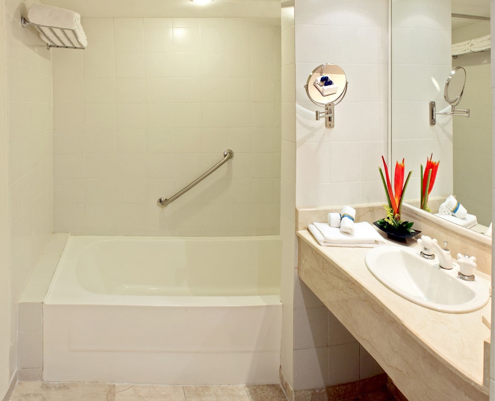 PREMIUM, QUEEN BED, PARTIAL OCEAN VIEW