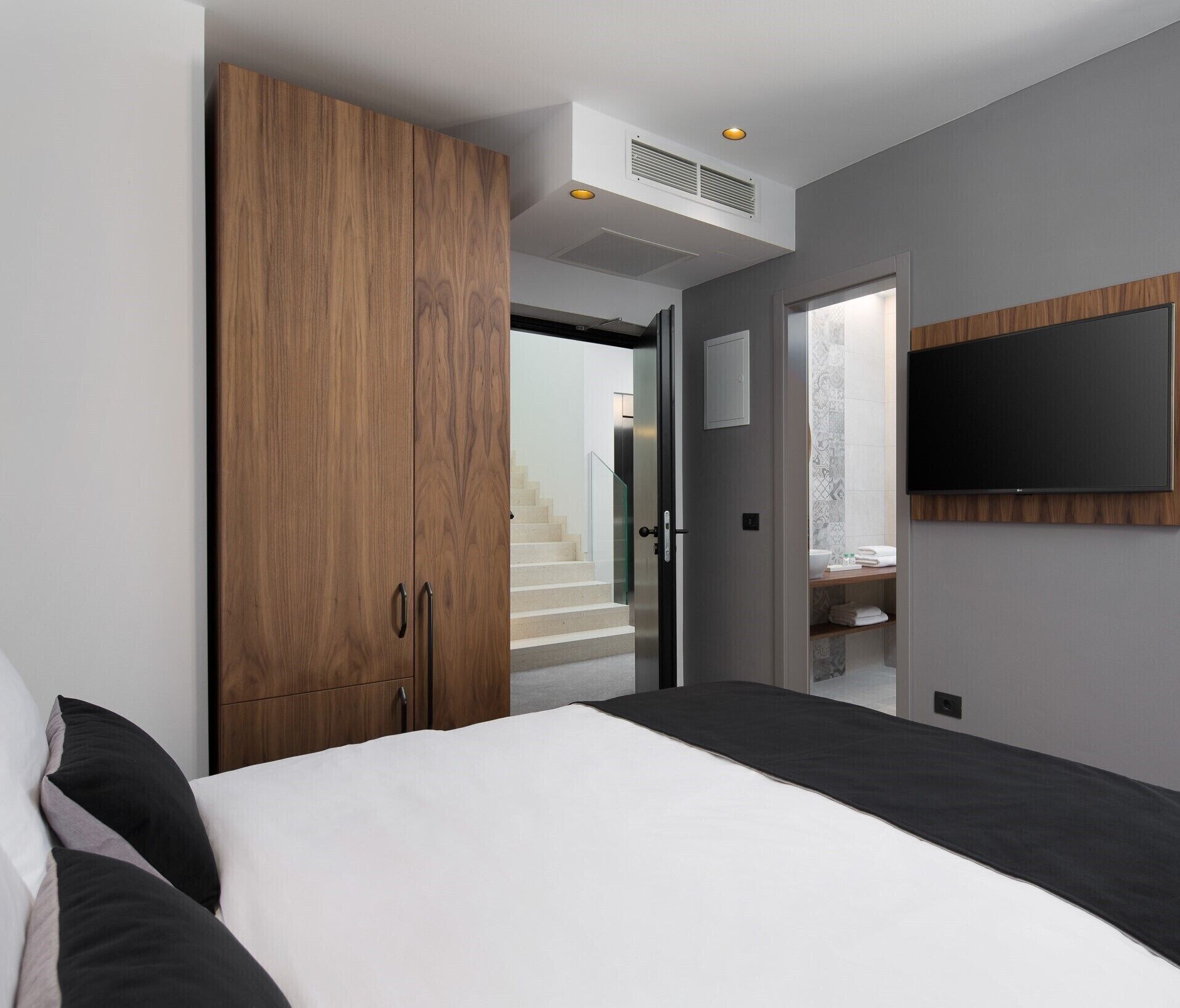 ROOM, DOUBLE BED