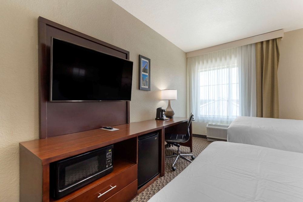 Comfort Inn & Suites Near Six Flags & Medical Center 6/36