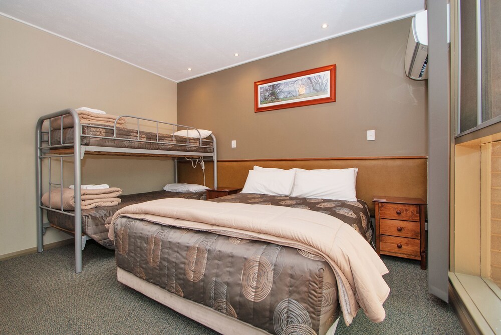 BRIGHT MOTOR INN 12/44
