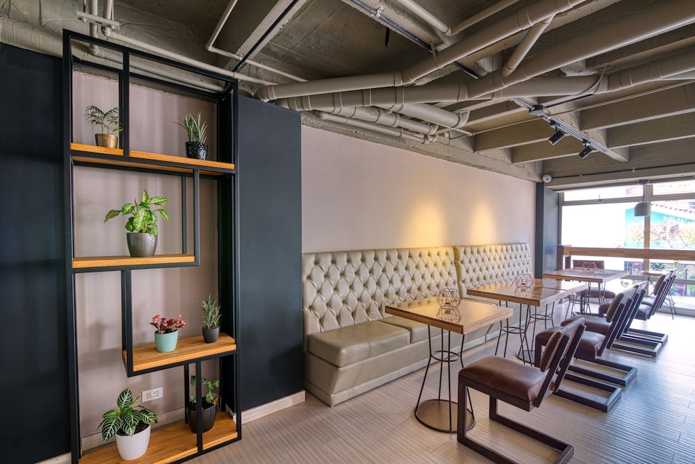 Dix Hotel 48/64