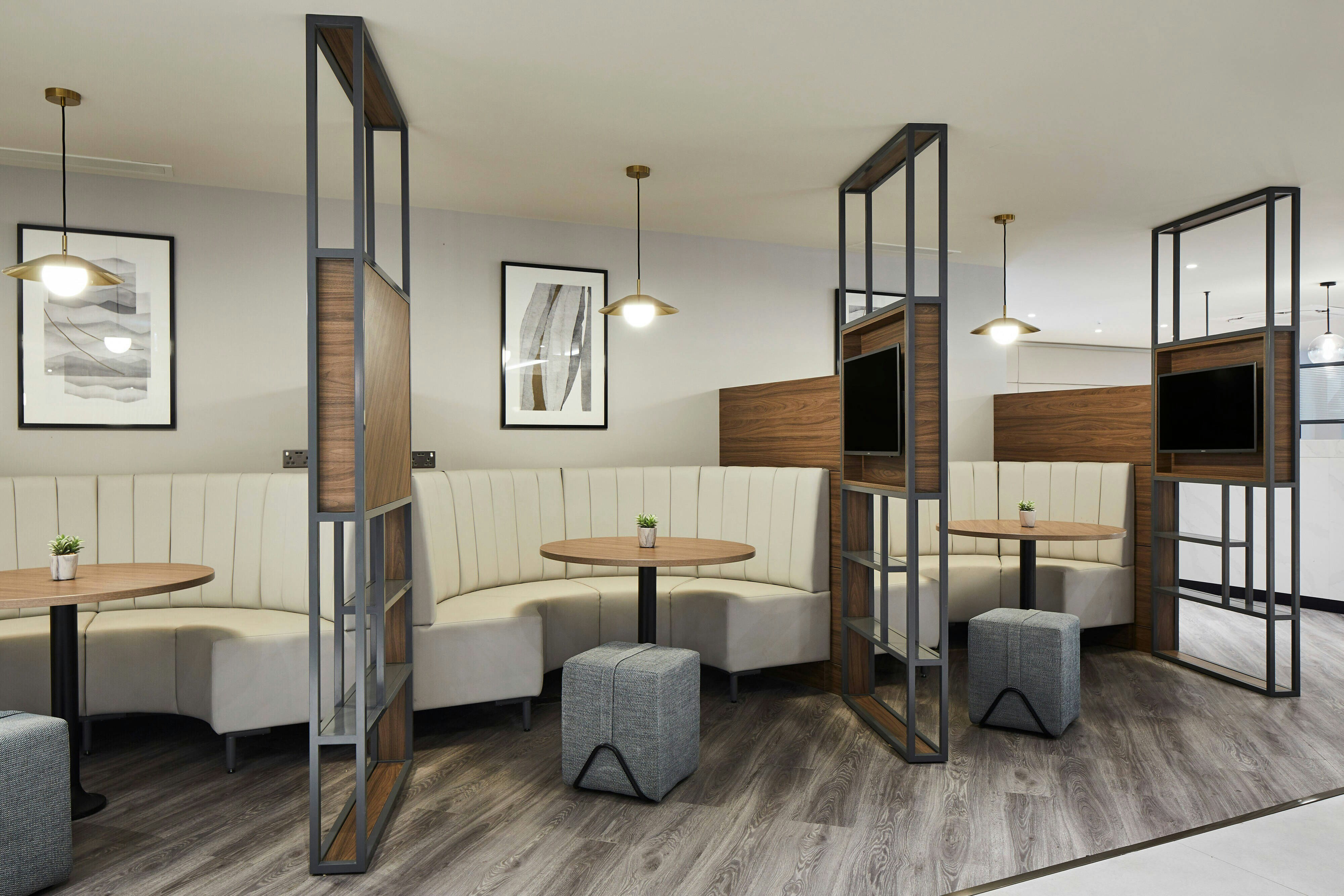 Courtyard by Marriott London Heathrow Airport 6/23