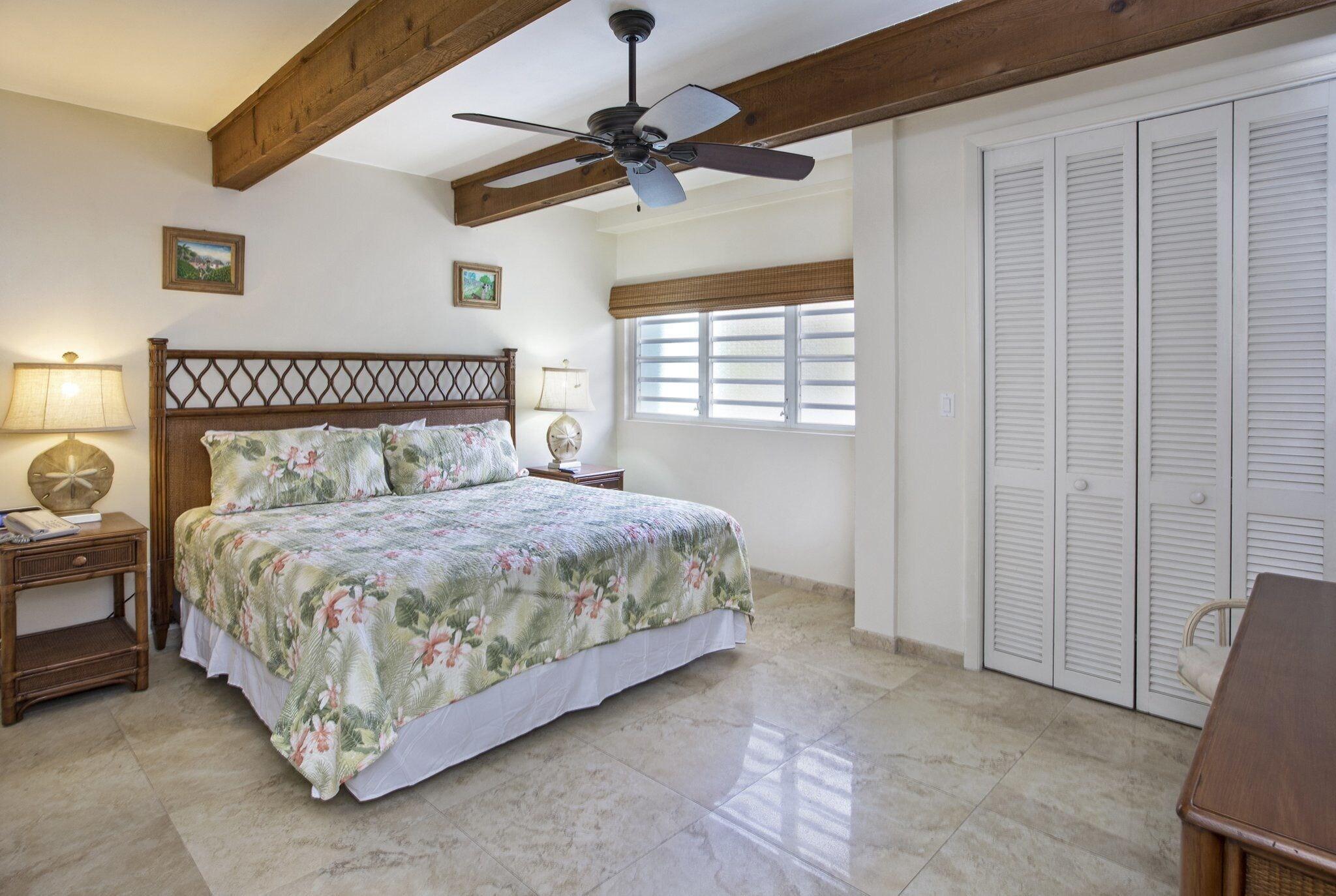 1 Bedroom, Suite, King Bed, Beach Front, Sofa