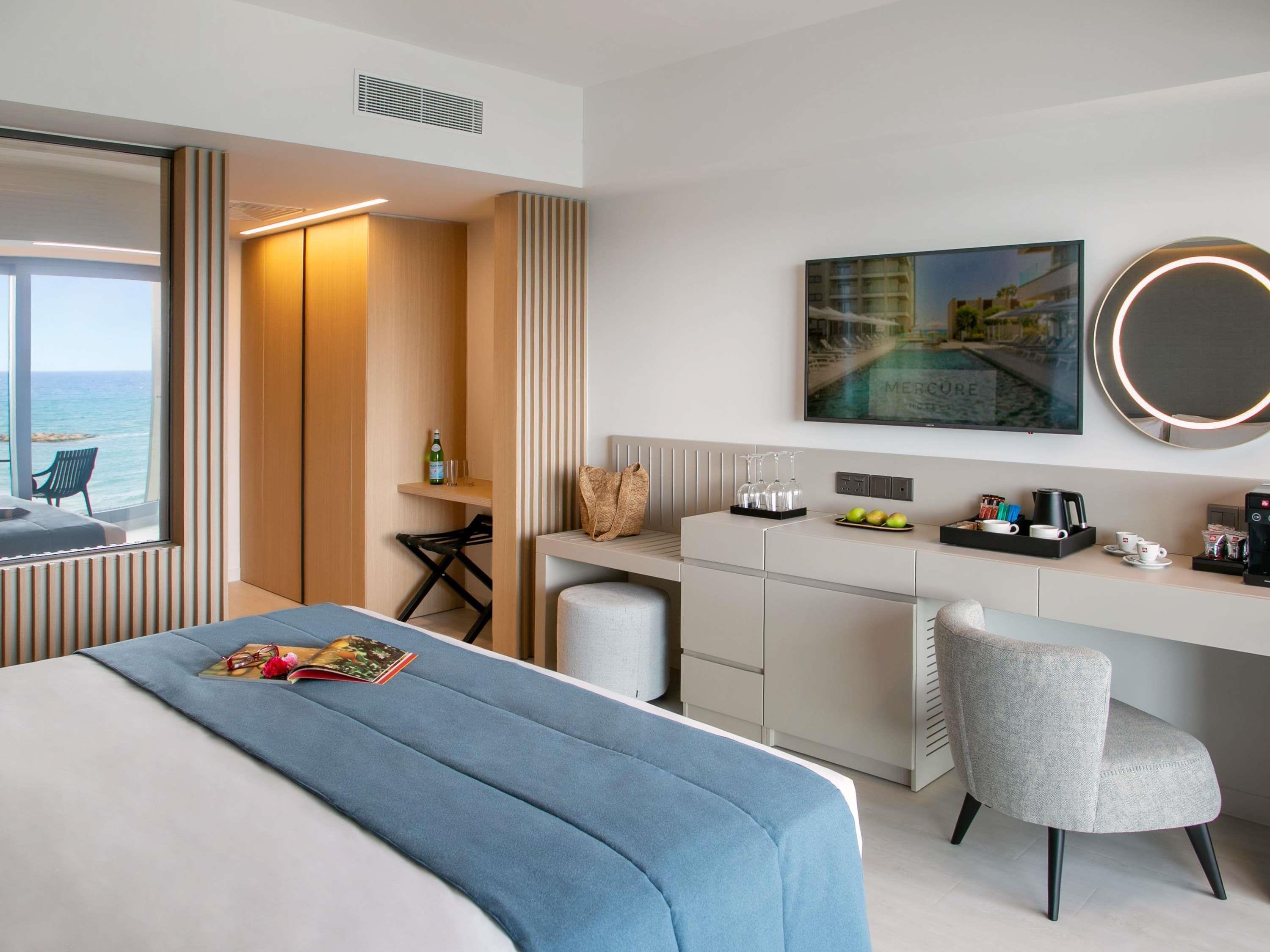 غرفة سوبيريور بسرير مزدوج بإطلالة على البحر، Mercure Larnaca Beach Resort 3/6