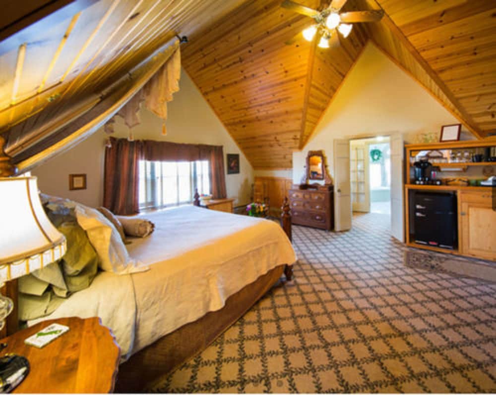 Master, Suite, King Bed, Private Bathroom