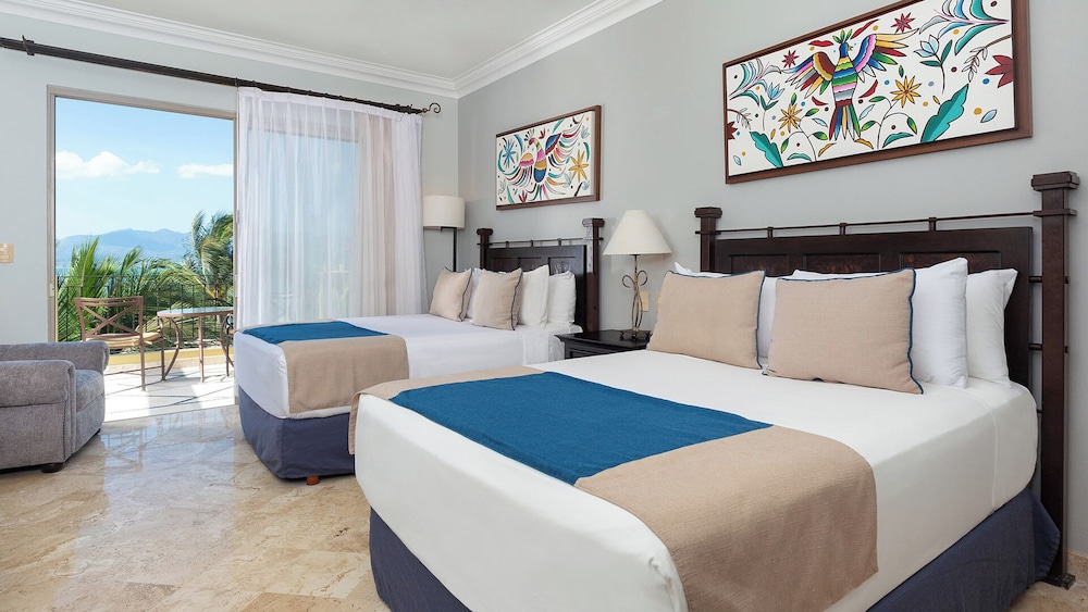 3 Bedrooms, 2 King Beds, 2 Queen Beds, Ocean Front