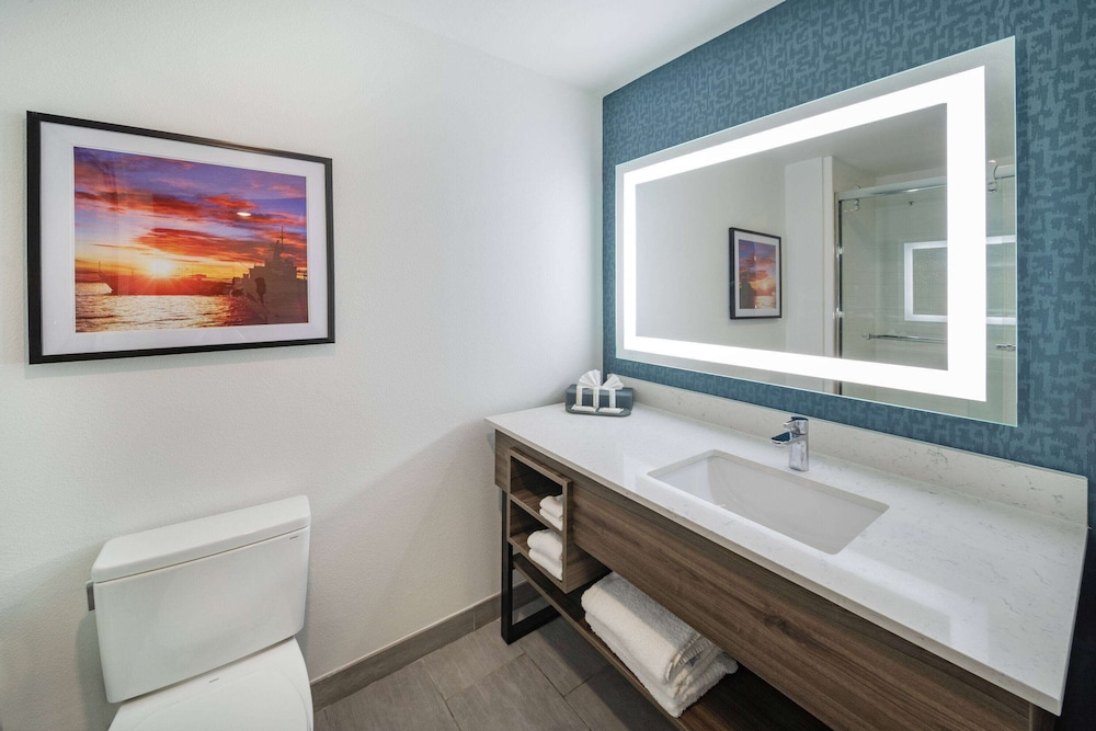 La Quinta Inn & Suites by Wyndham Texas City I 45 55/59