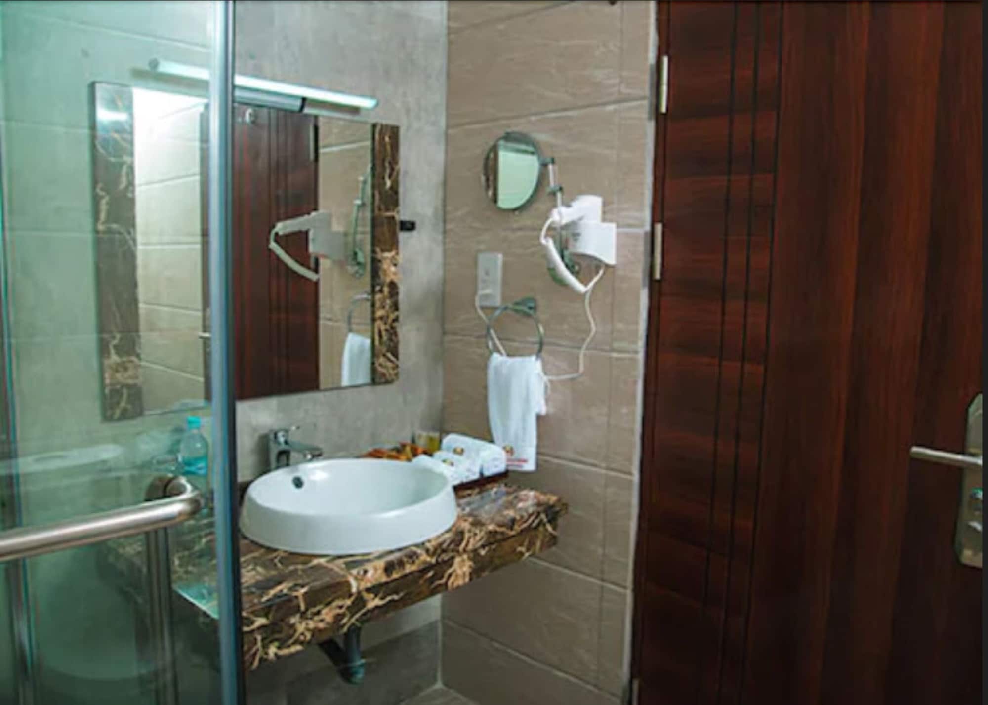 غرفة سوبيريور بسرير كينج، Tiffany Diamond Hotel Makunganya Street 6/7