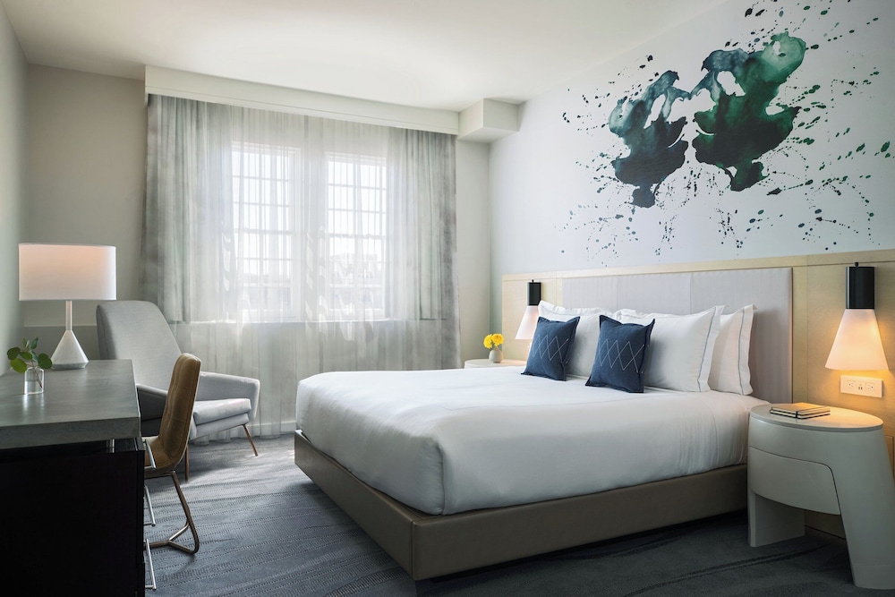DELUXE, KING BED