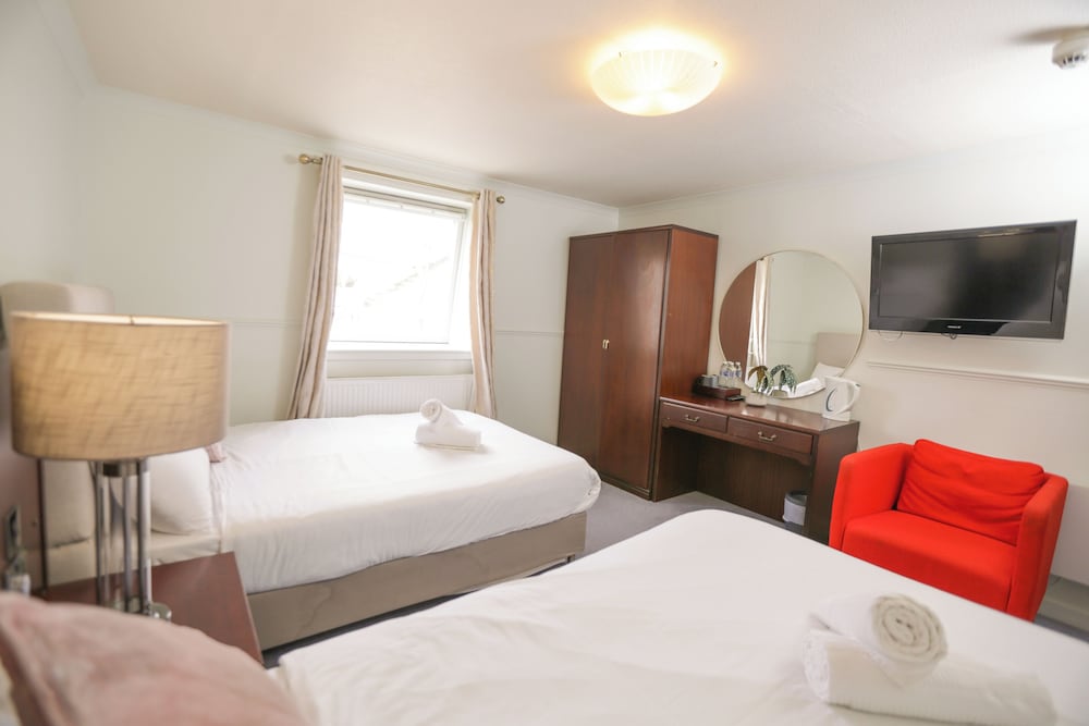 Lovat Hotel 9/42