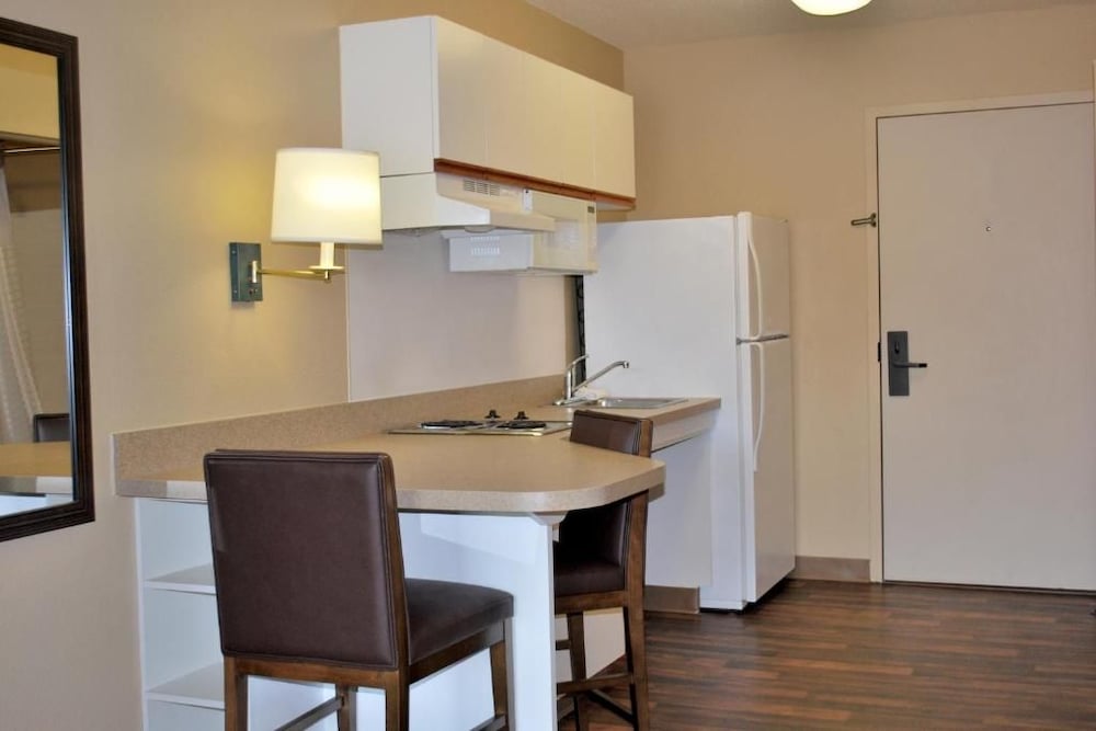 Studio 6 Extended Stay Milwaukee Brookfield WI 57/70