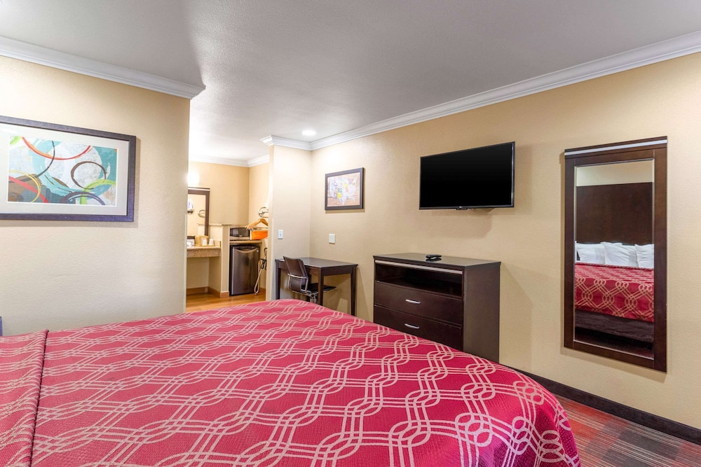 Econo Lodge Inn & Suites Escondido Downtown 19/48