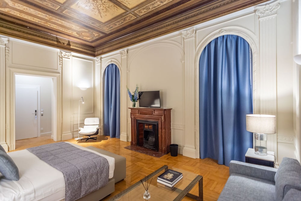 Suite, Queen Bed, Sofa