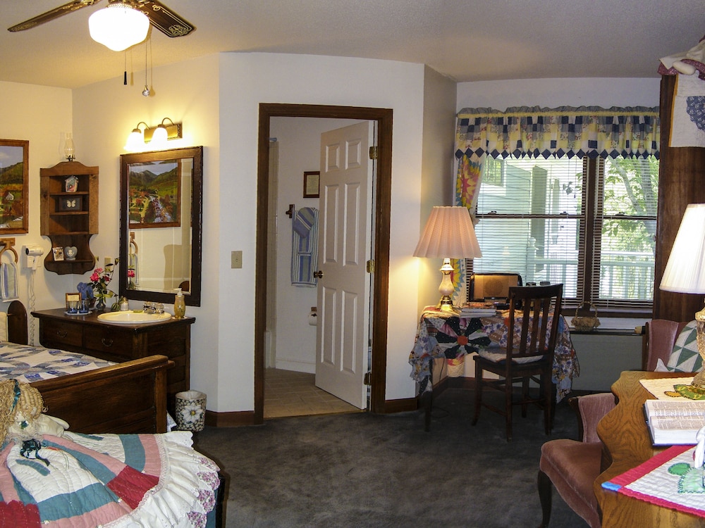 Blue Mountain Mist Country Inn 36/63