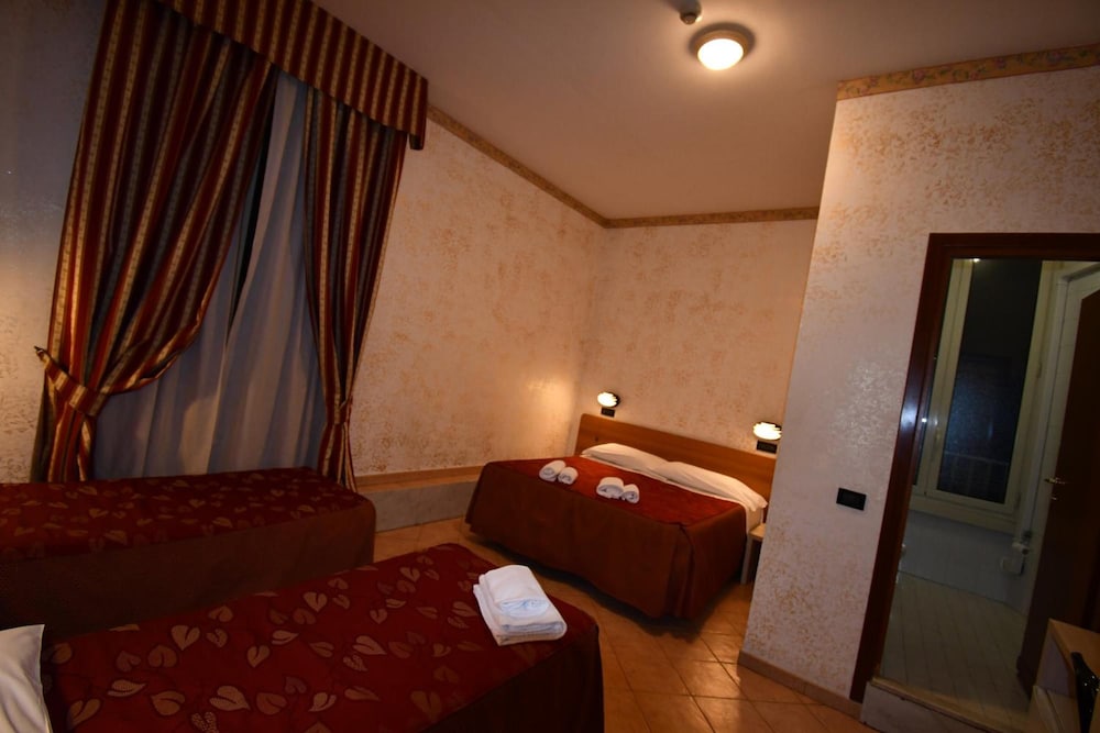 Hotel Ferrarese Roma 12/49