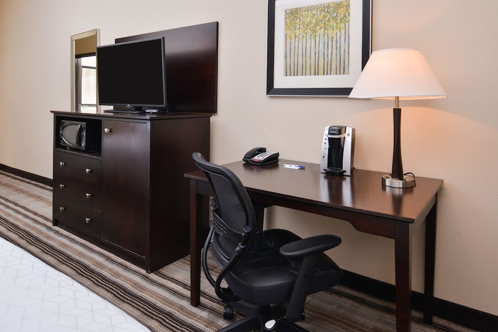 Holiday Inn Express Hotel And Suites Emporia Northwest 42/45