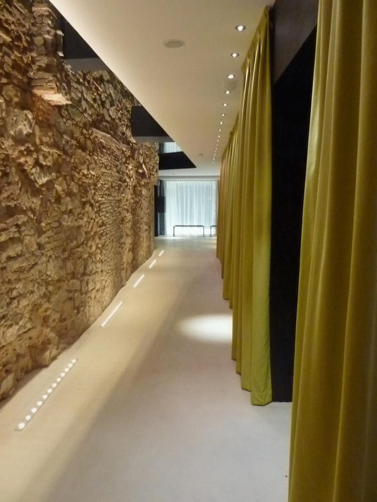 BARCELONA HOUSE 21/48
