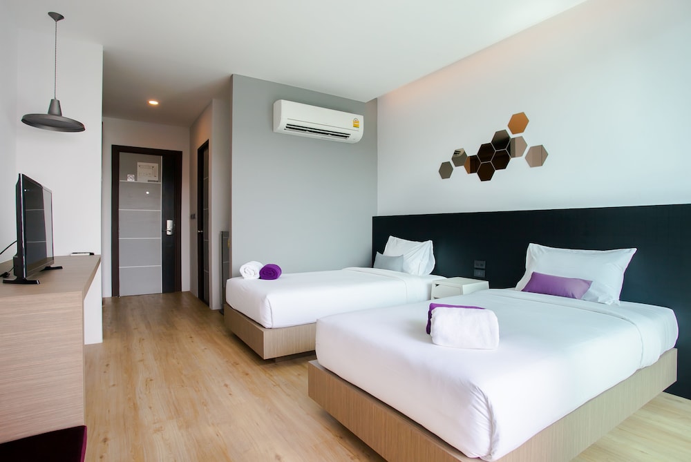 DELUXE, TWIN BEDS, POOL VIEW