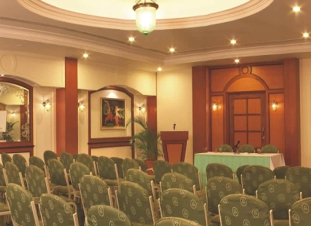 Renest Shraddha Inn Shirdi (ex Shraddha Sarovar Portico) 28/41
