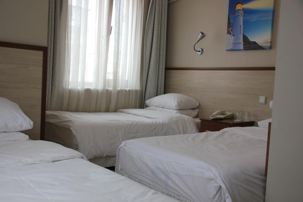 Crowded House Hotel 10/24