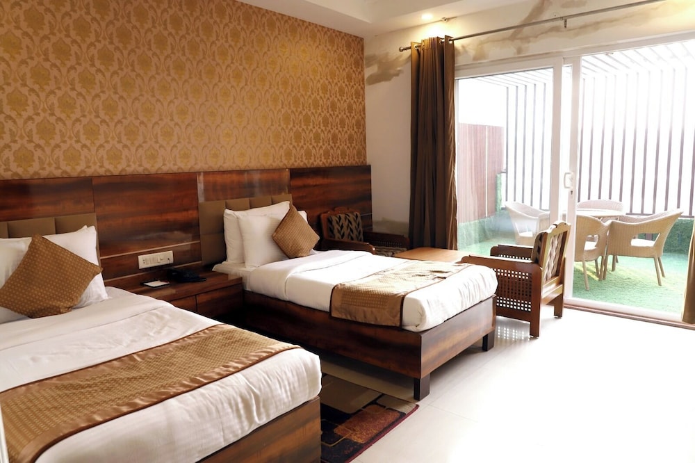 AIRPORT HOTEL. 33/56