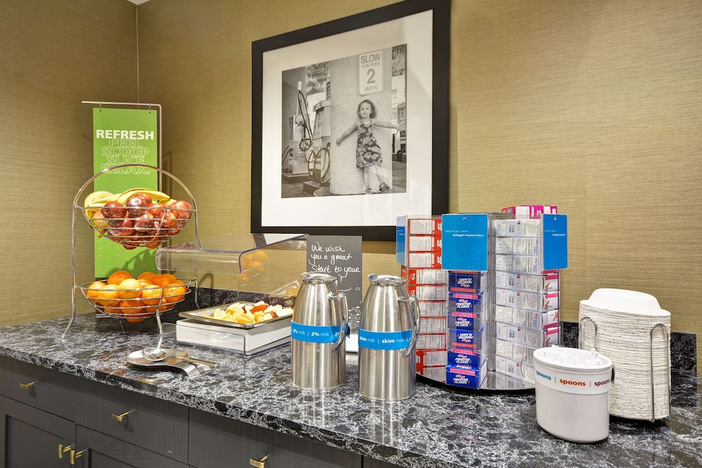 Hampton Inn Suites Detroit Warren 22/49