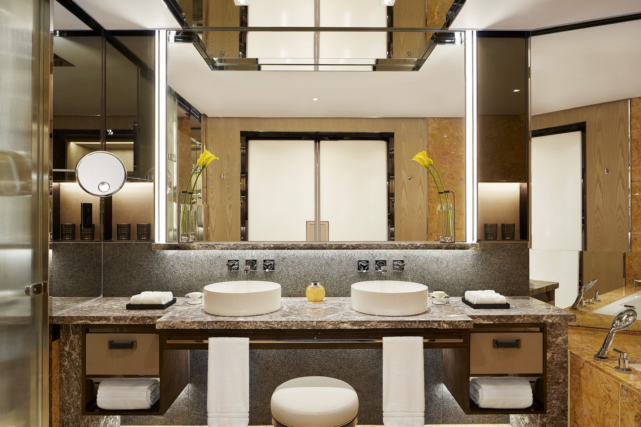 Four Seasons Hotel Hong Kong 75/76