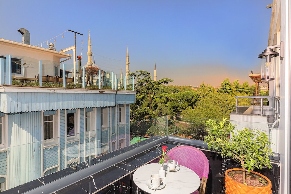 The Magnaura Palace Hotel 6/87