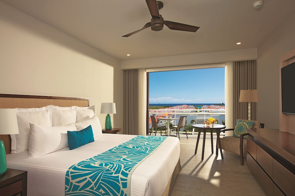 Preferred Club, Family Suite, King Bed, Tropical View
