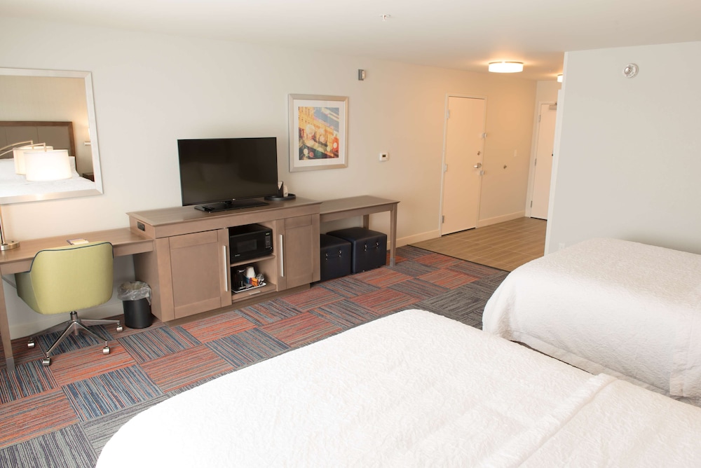 Hampton Inn & Suites Bay City, MI 19/51