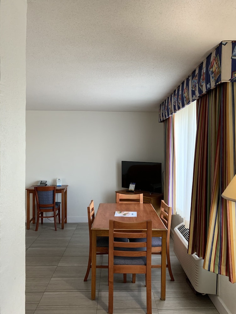 Arya Blu Inn and Suites (Ex Days Inn Ormond Beach Mainsail Oceanfront) 35/43