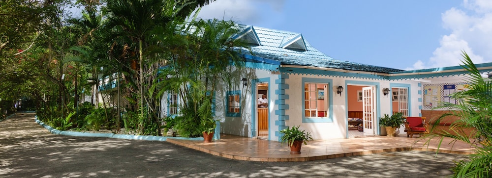 Legends Beach Hotel in NEGRIL