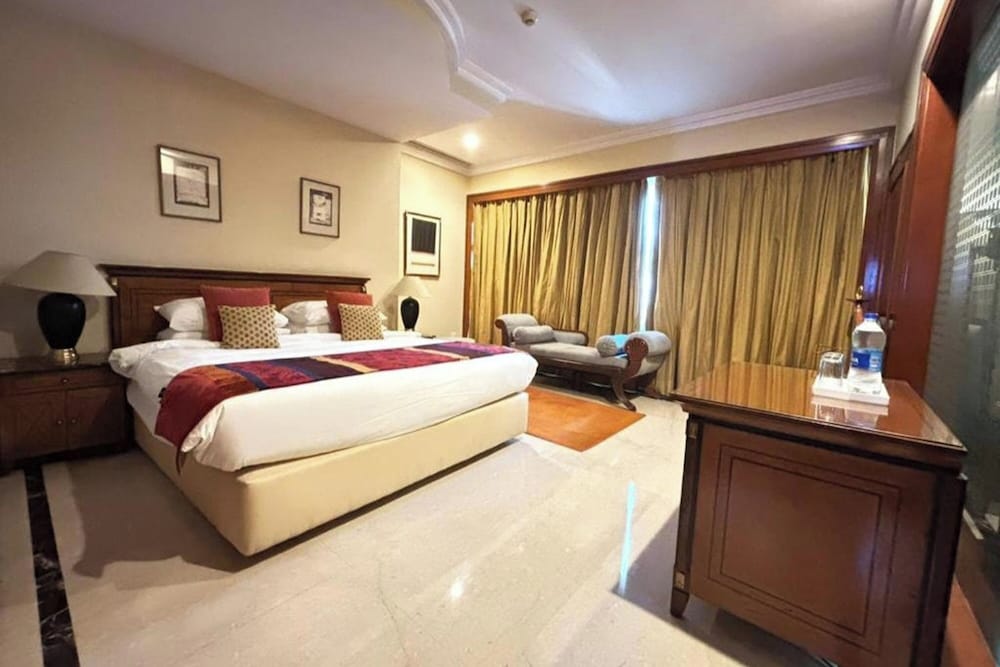 DELUXE, SUITE