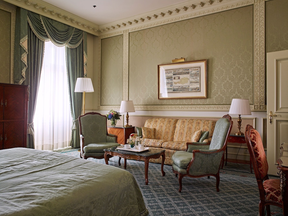 Grand, King Bed, Ring Boulevard View