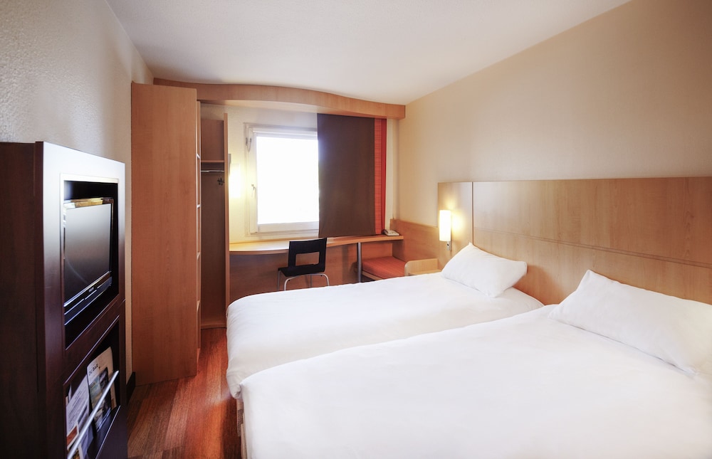 ROOM, TWIN BEDS