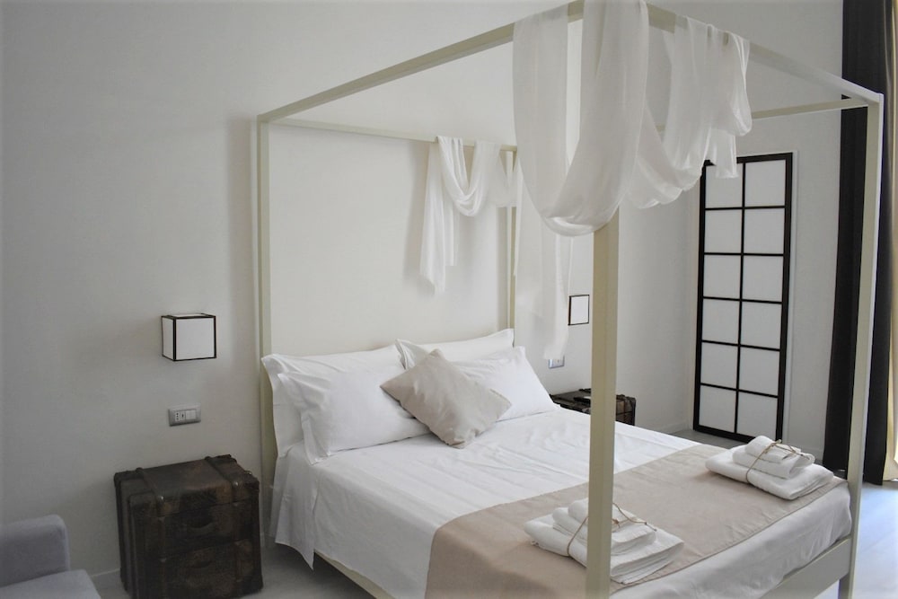 JUNIOR SUITE, QUEEN BED, SOFA, BALCONY